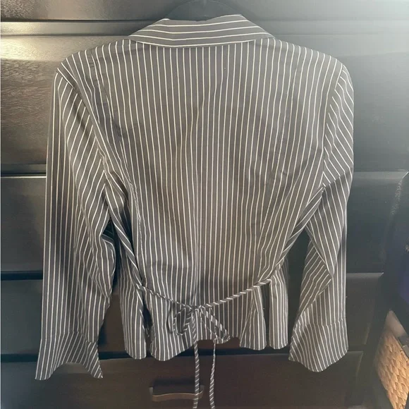 NEW LISTING ✨ Hollister Black and White Bell Sleeve Shirt - Picture 3 of 3